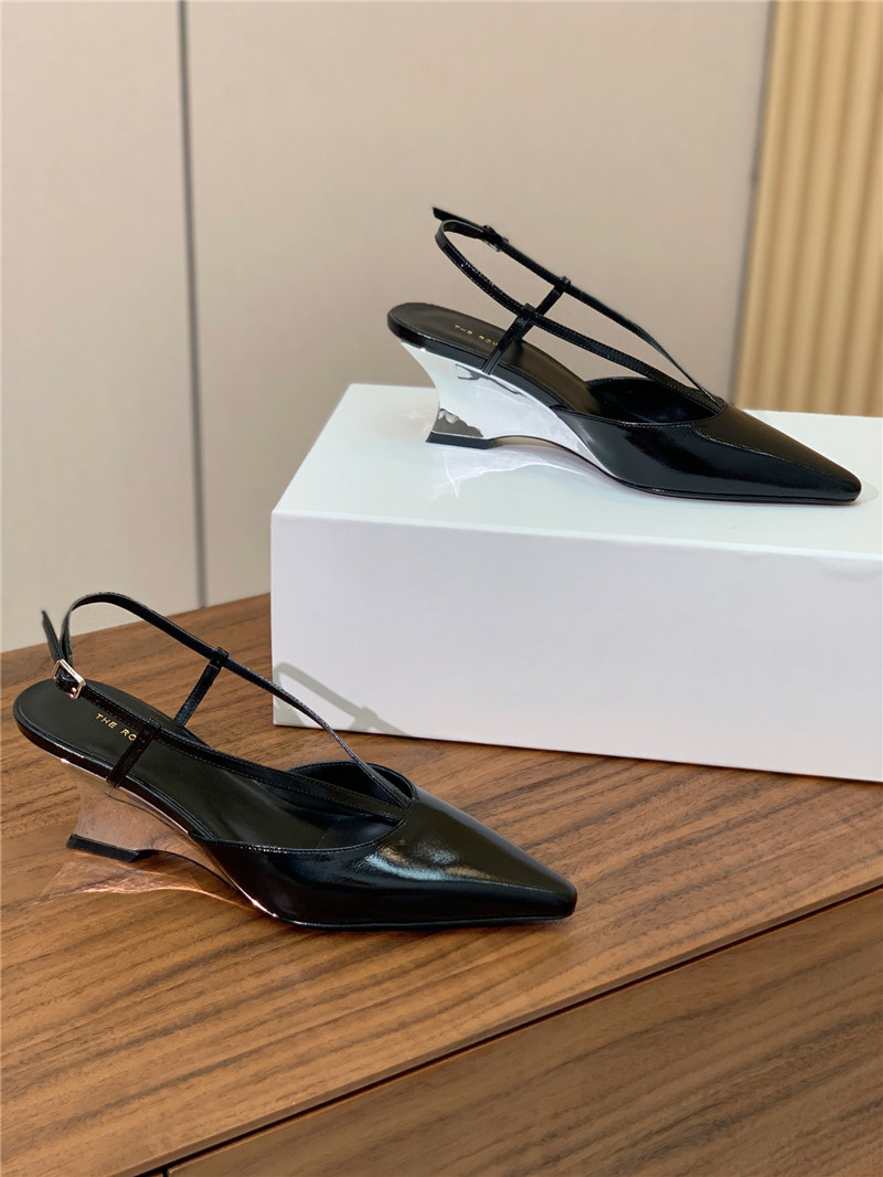 The R0w black pointed toe slingback pumps