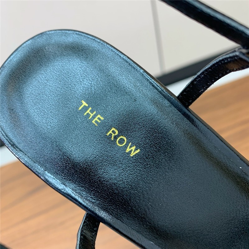The R0w black pointed toe slingback pumps
