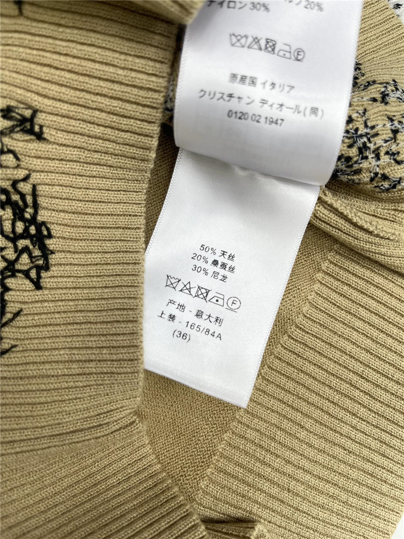 D10r embroidered painting knit t-shirt in beige