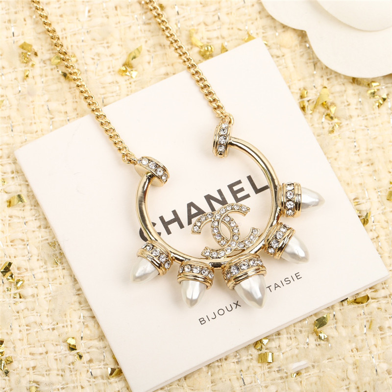 Ch**el rivet pearl necklace