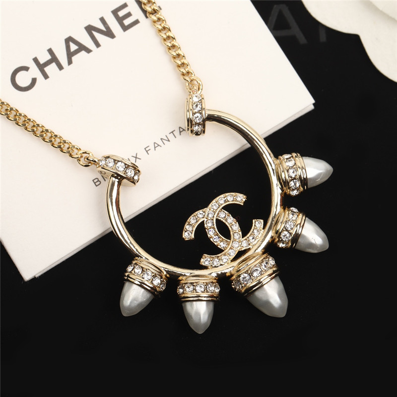Ch**el rivet pearl necklace