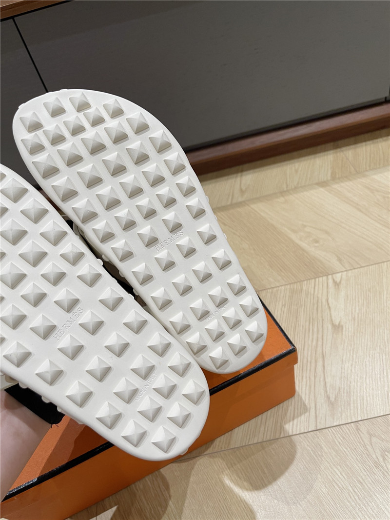 H**me5 inboard sandals white