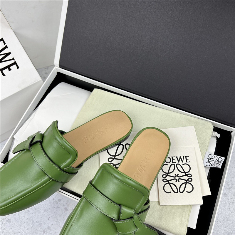 L0ew* gate flat mule in green