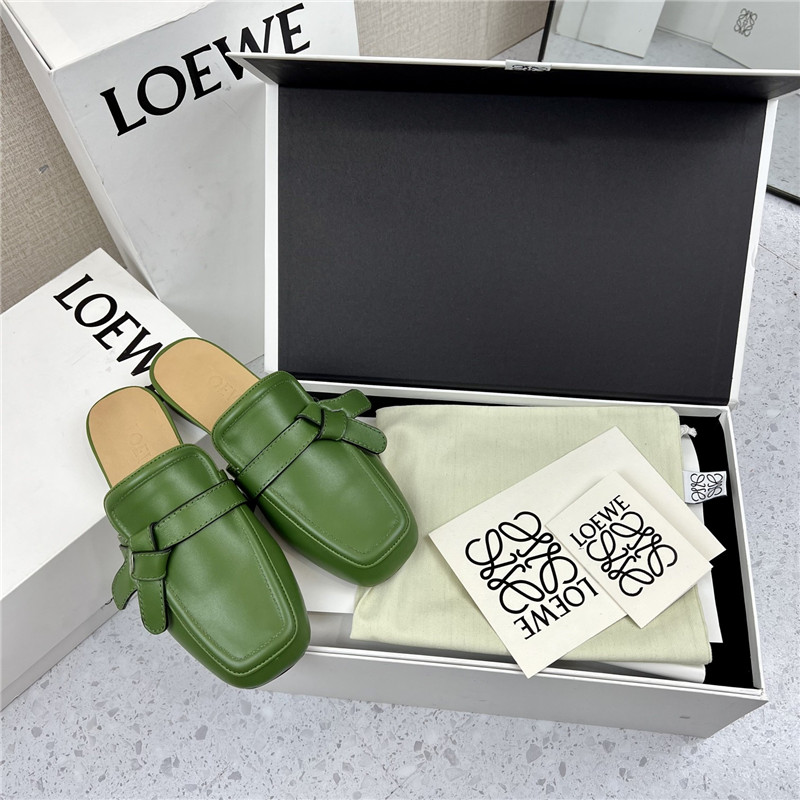 L0ew* gate flat mule in green