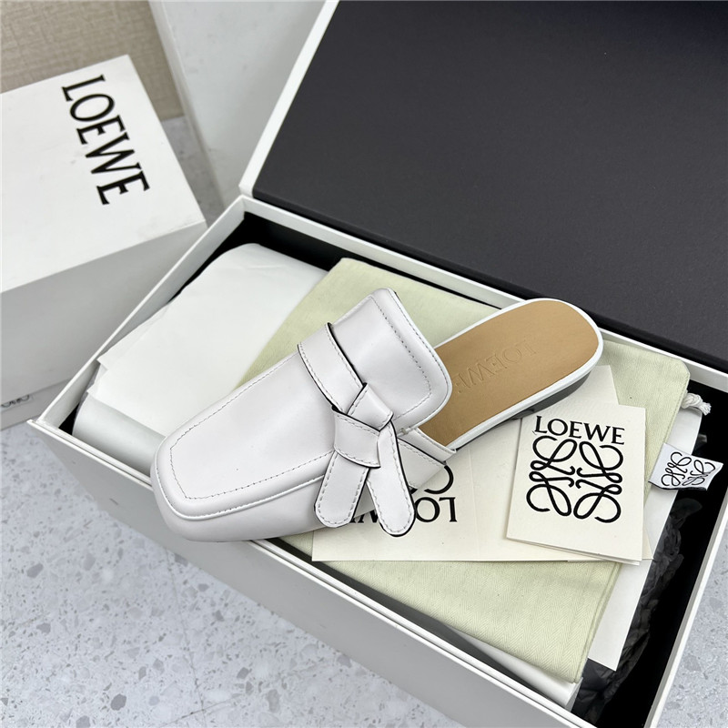 L0ew* gate flat mule in white