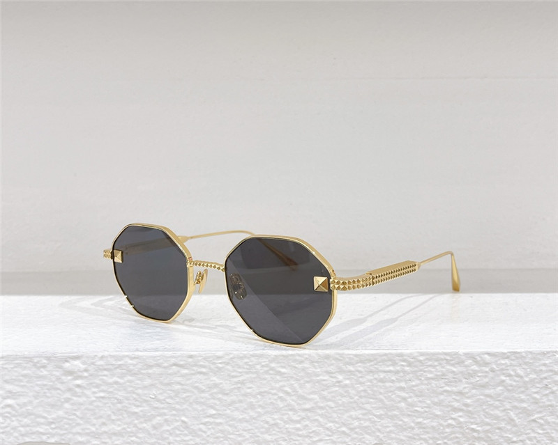 Va1e*ntin0 unique personality sunglasses