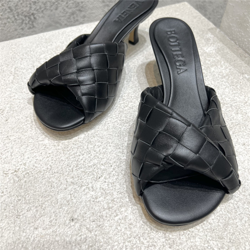 b0tt*ga Ven*ta blink twister intrecciato mules in black