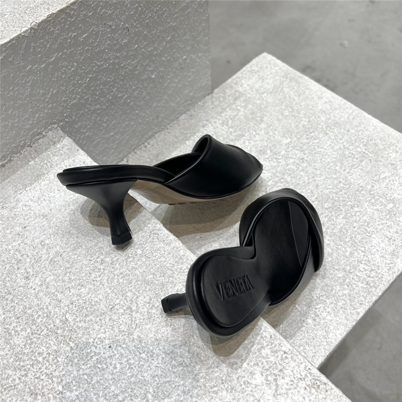 b0tt*ga Ven*ta black open toe sandals