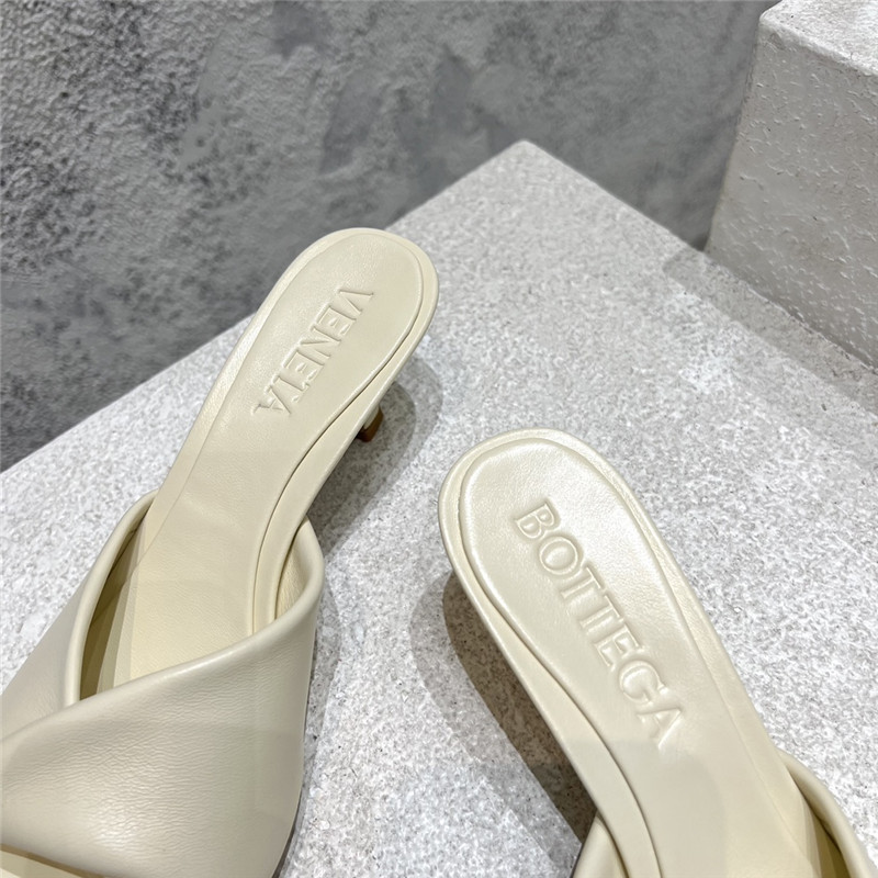 b0tt*ga Ven*ta beige open toe sandals