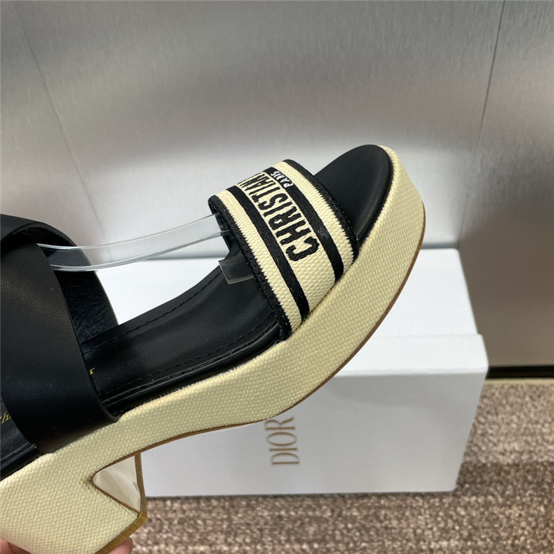 D10r dway heeled sandal natural raffia with black calfskin