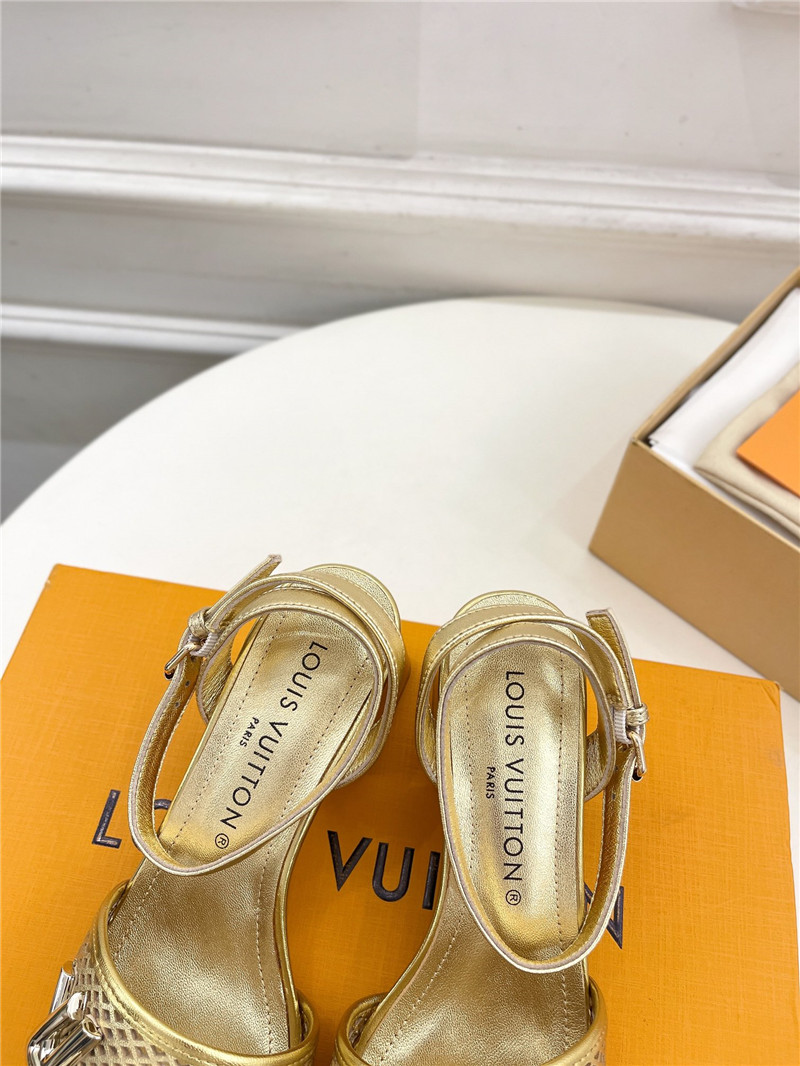l0vis Vvtt0n shake sandal in gold perforated calf leather