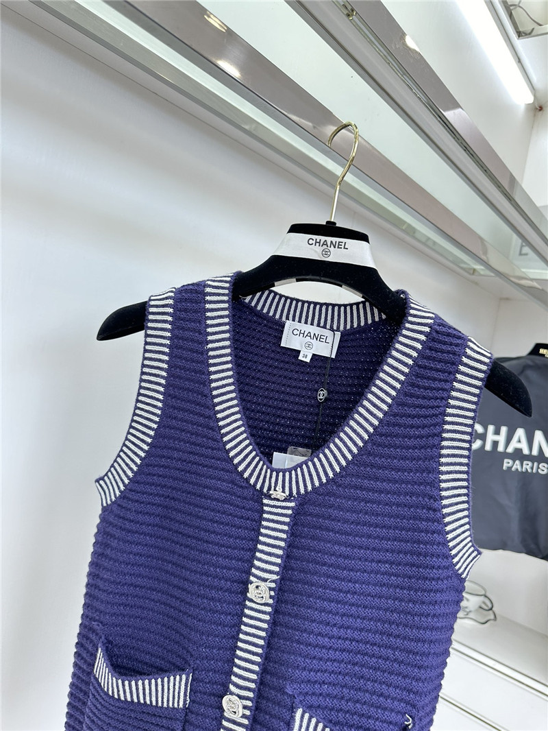 Ch**el contrasting v-neck knit vest
