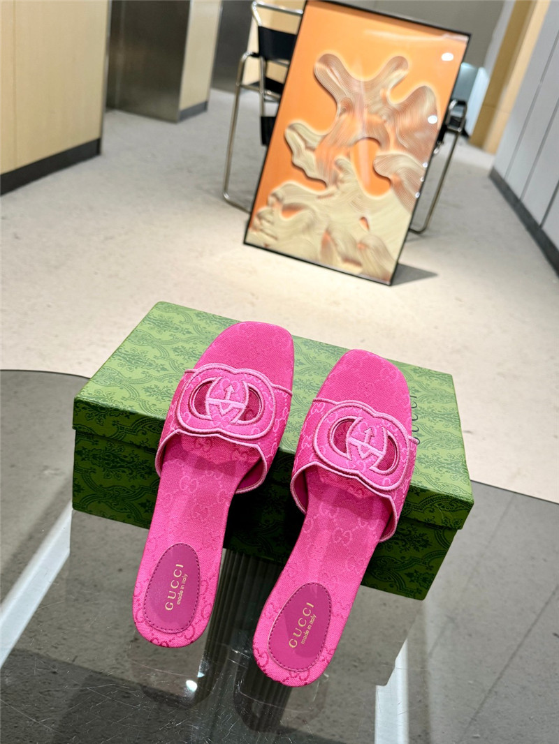 Gvc*1 interlocking g slide sandal in fuchsia gg canvas