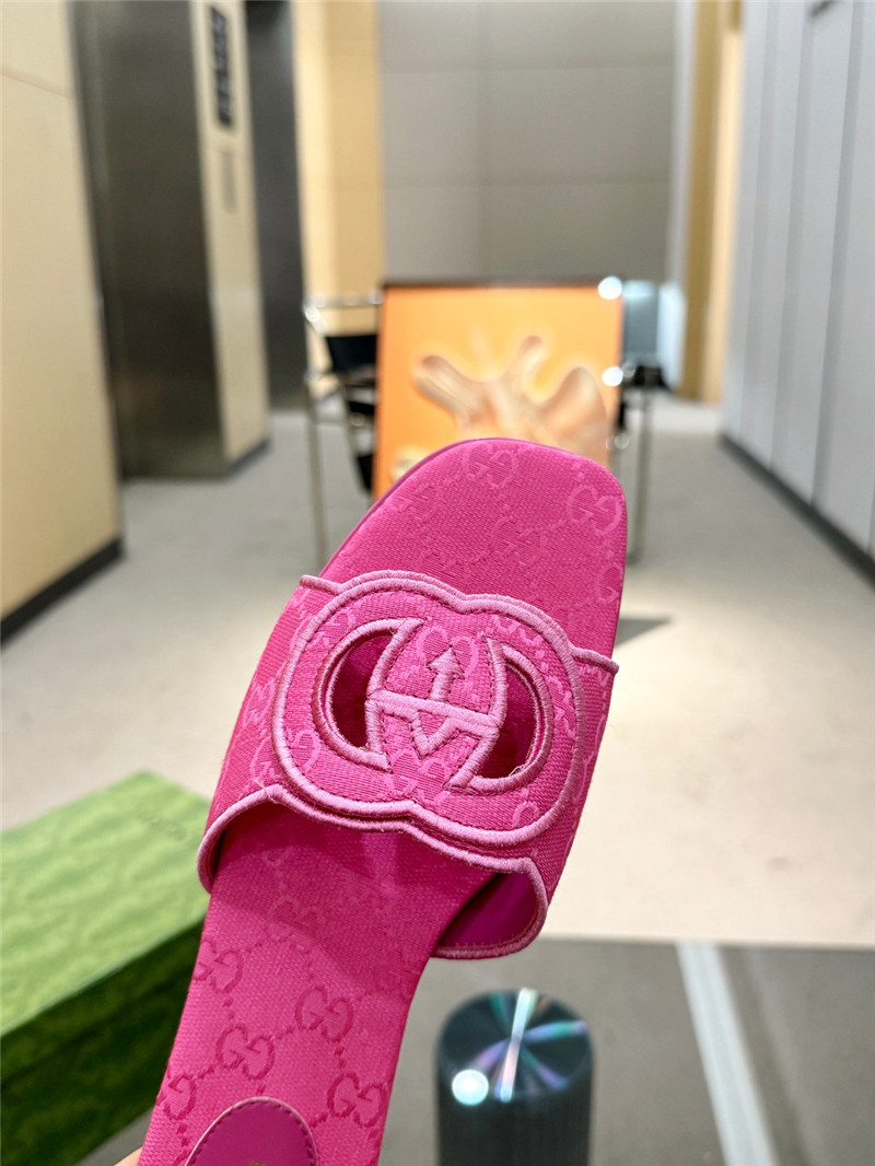 Gvc*1 interlocking g slide sandal in fuchsia gg canvas