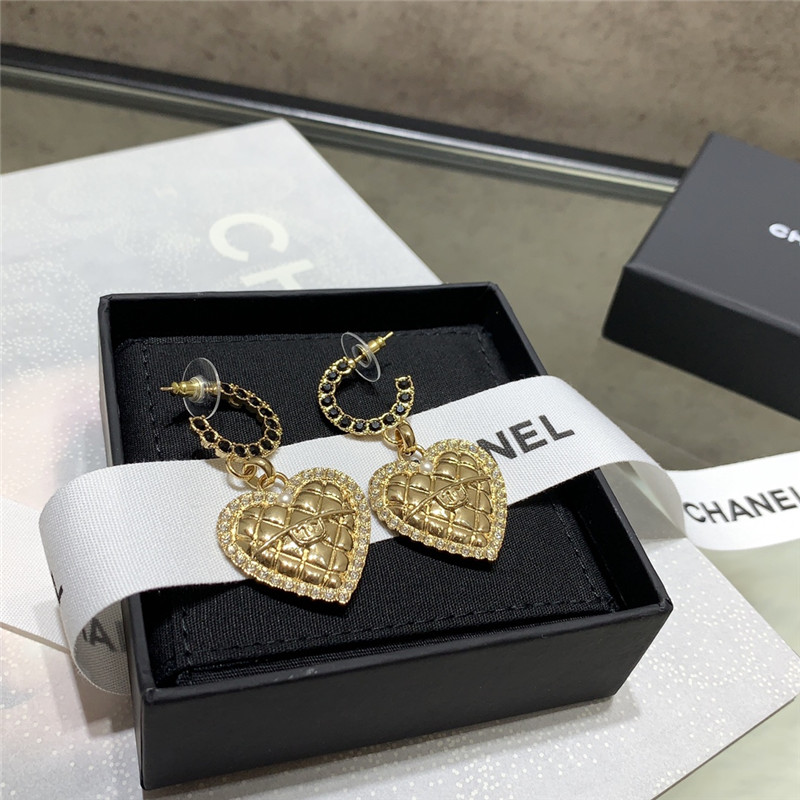 ch**el half curved black D1am0nd hanging D1am0nd heart earrings