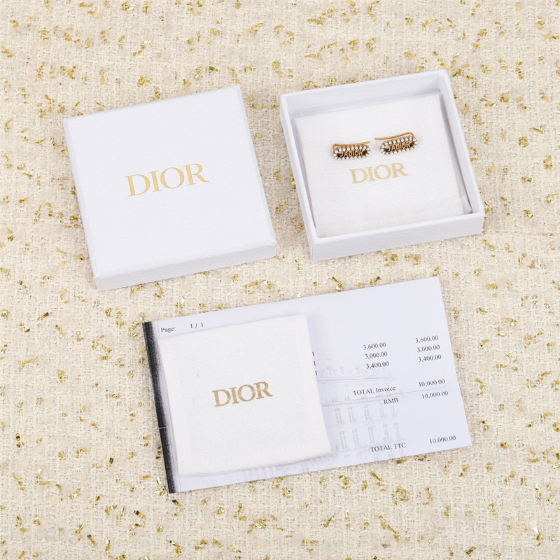 D10r letter pearl earrings