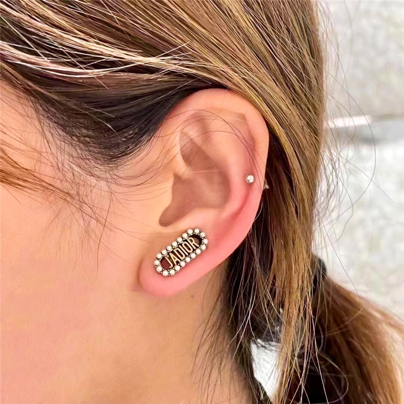 D10r letter pearl earrings