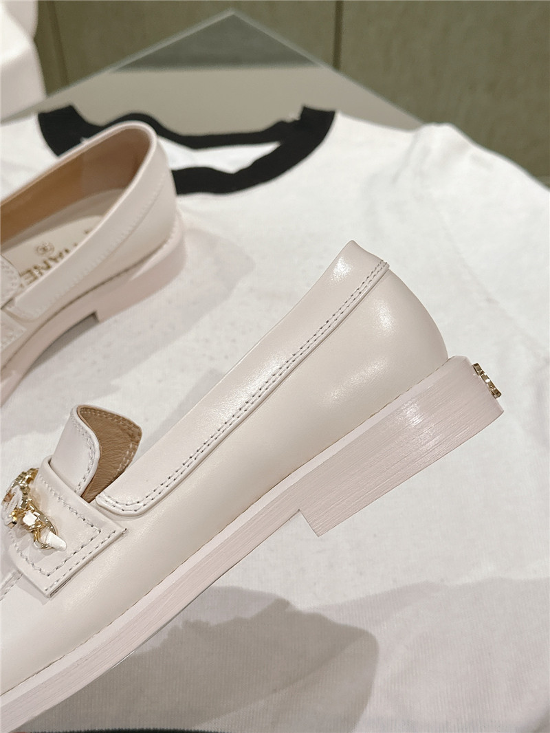Ch**el heart chain loafers in ivory calfskin