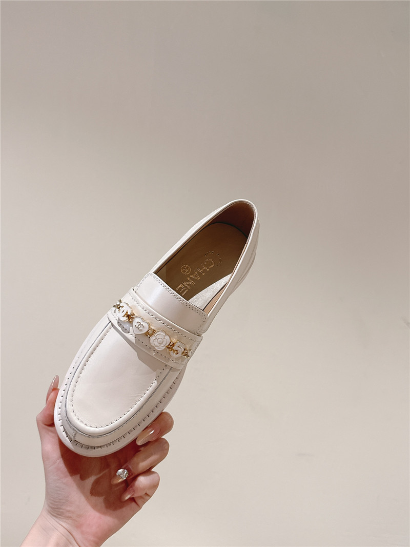 Ch**el heart chain loafers in ivory calfskin