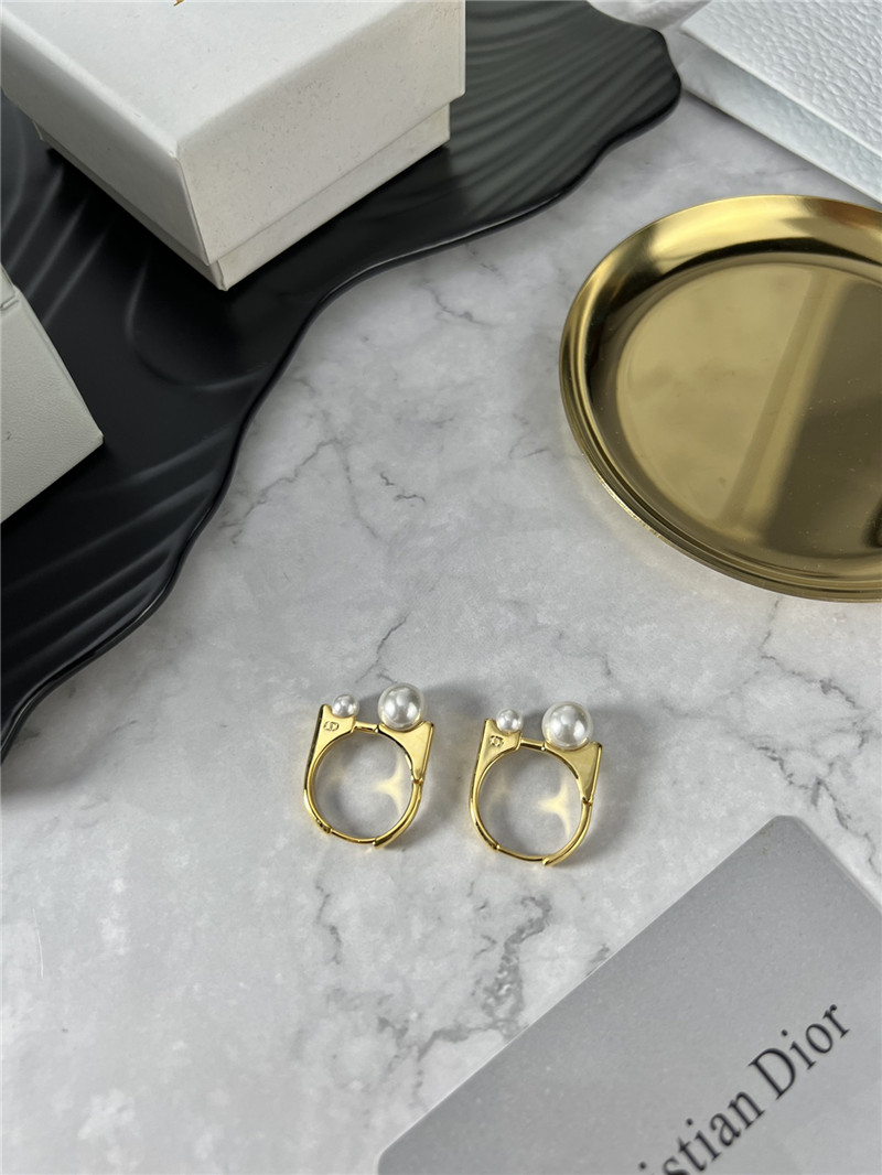 D10r pearl earrings