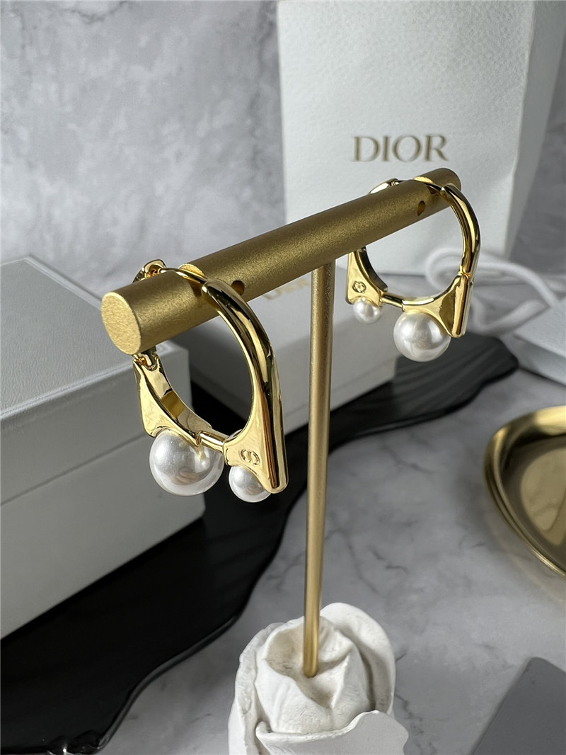 D10r pearl earrings