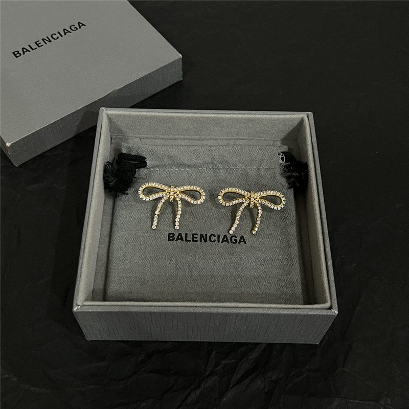 Ba1en*iaga simple and elegant earrings