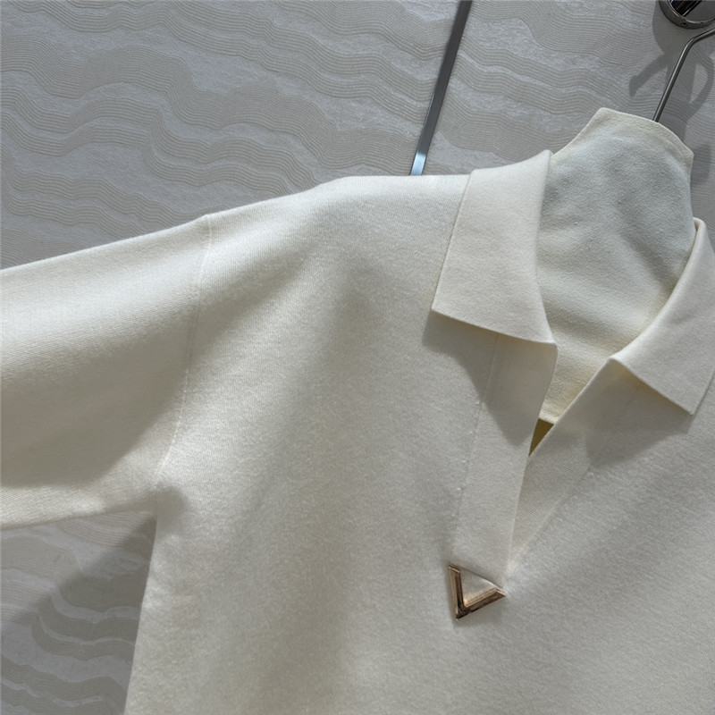 Va1e*ntin0 metal v logo top replica designer clothing websites