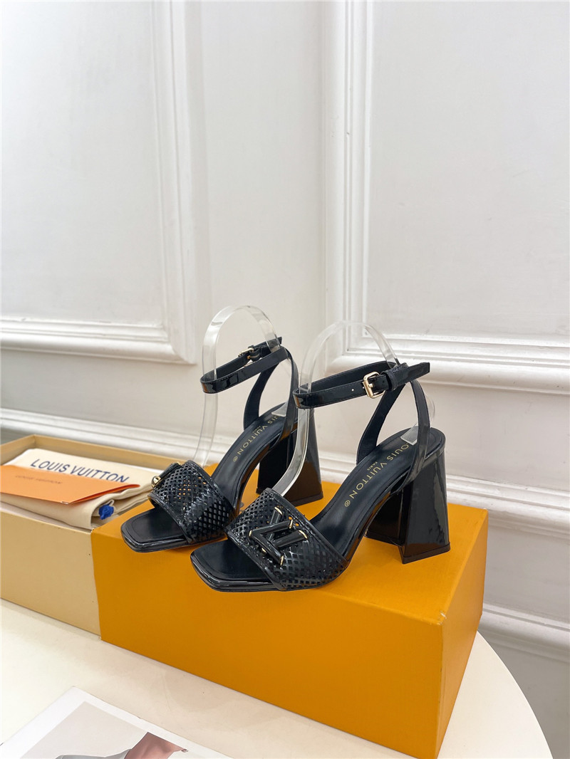 l0vis Vvtt0n shake sandal in black patent calfskin