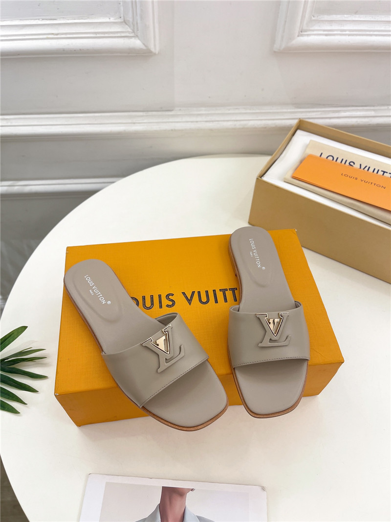 l0vis Vvtt0n lv capri flat mule pebble