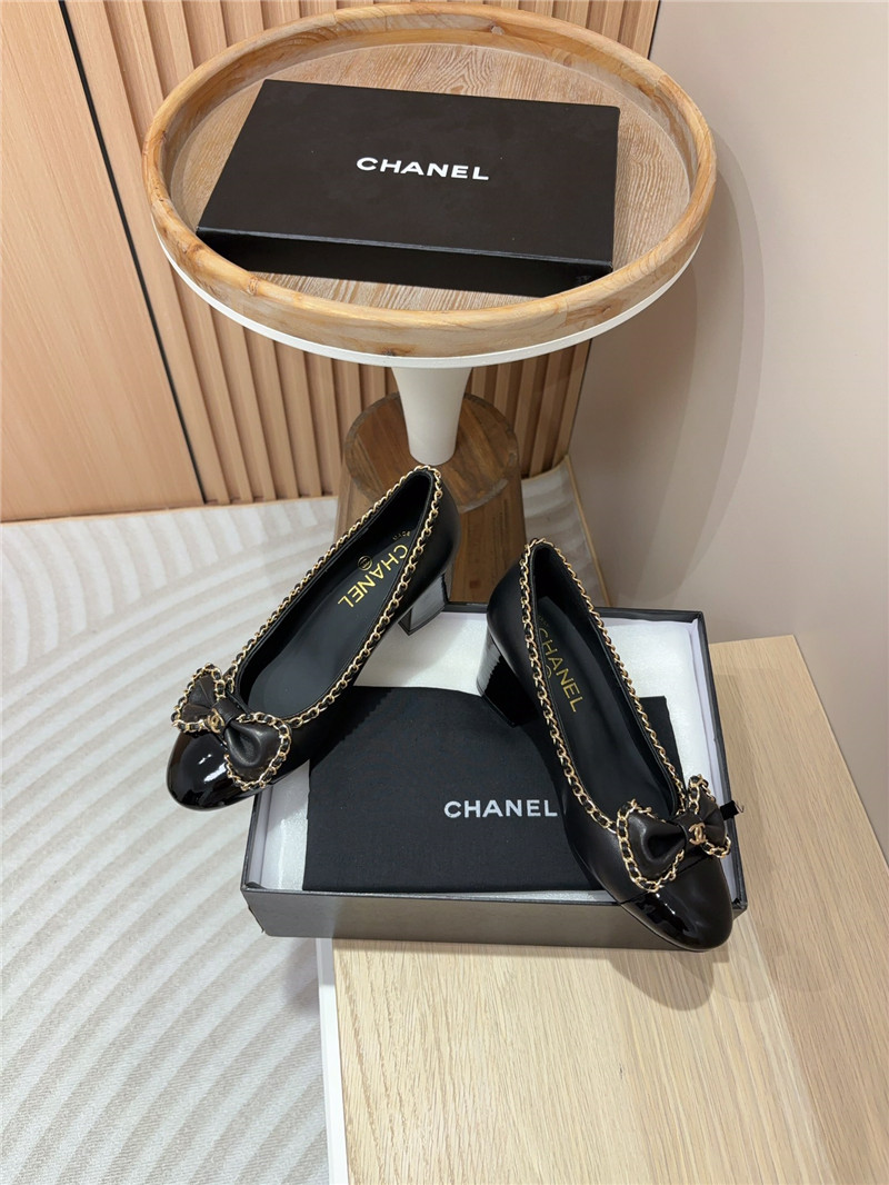 Ch**el bow chain trim ballet pumps in black leather