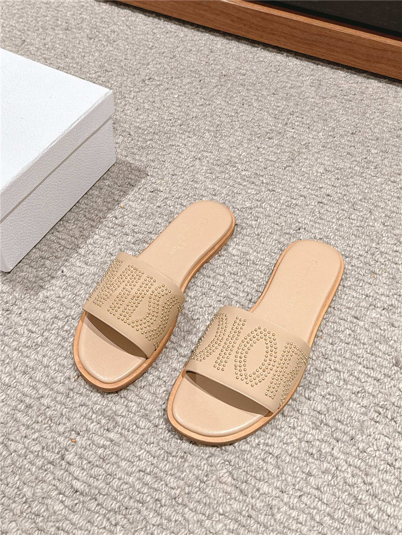 D10r dway slide beige calfskin with gold-finish studs