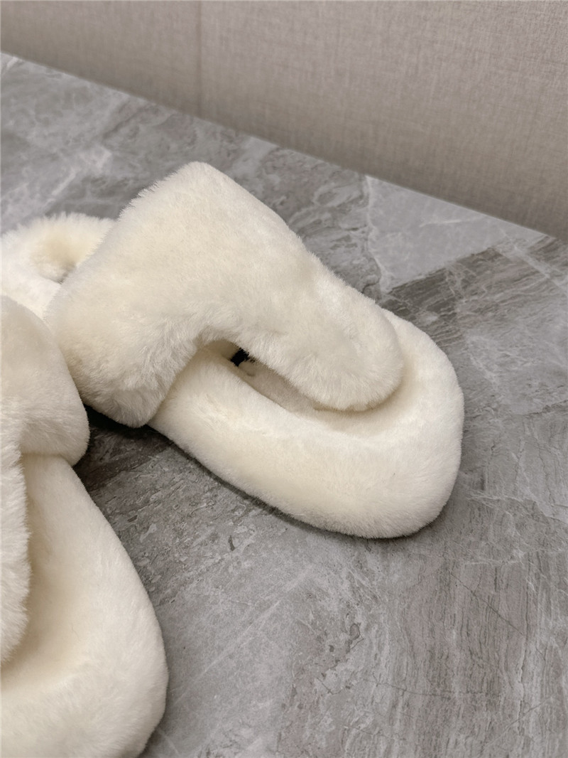 L0ew* toe post shearling sandals in white