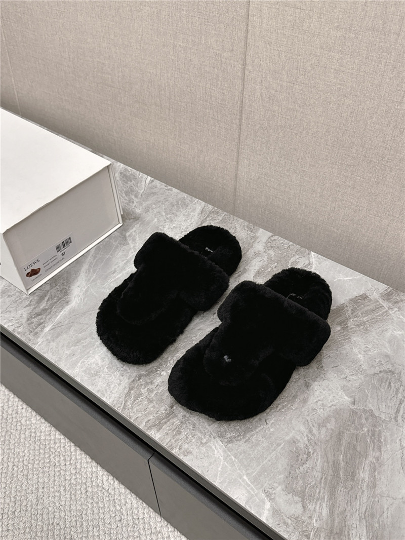 L0ew* toe post shearling sandals in black