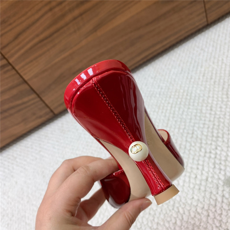 D10r tribales red patent leather heeled slides