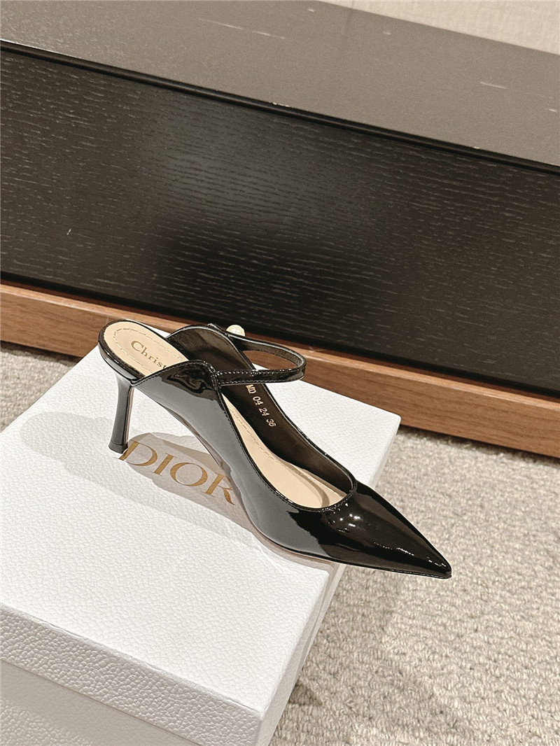 D10r capture heeled mules black patent