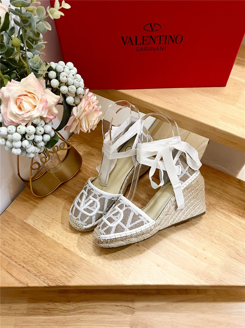 Va1e*ntin0 toile iconographe wedge sandal beige and white