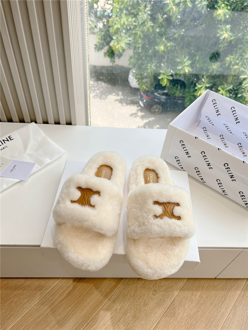 Ce1i*e fur slides triomphe in beige shearling
