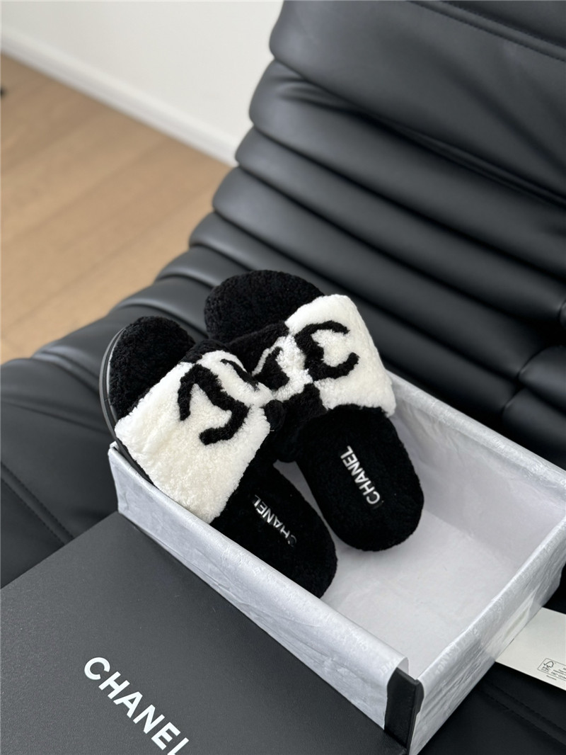 Ch**el shearling home slides in black