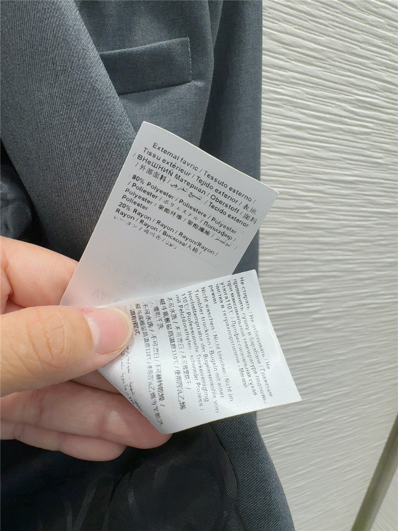Va1e*ntin0 lapel double breasted suit replica clothing sites