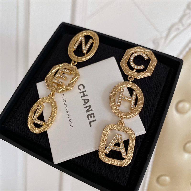 ch**el D1am0nd 8 frame oval letter earrings