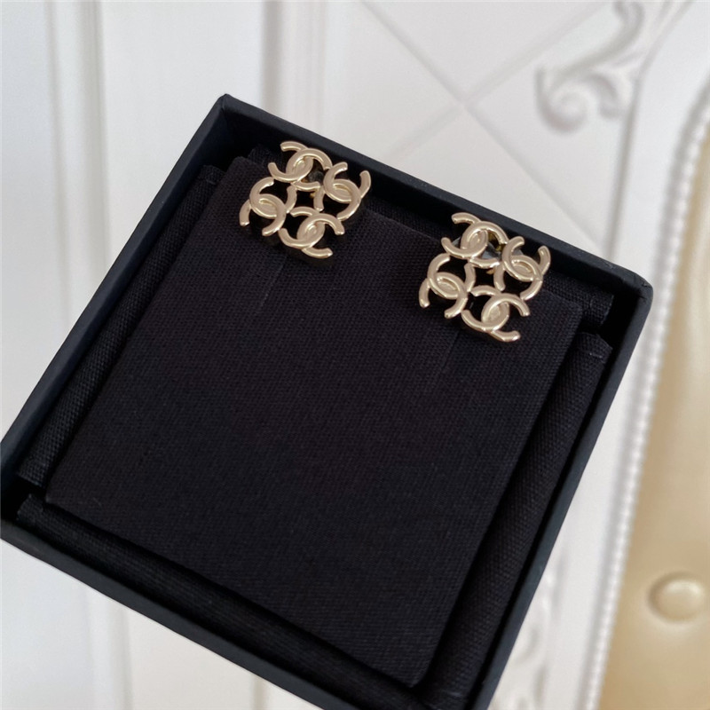 Ch**el 4 double c logo stitching earrings