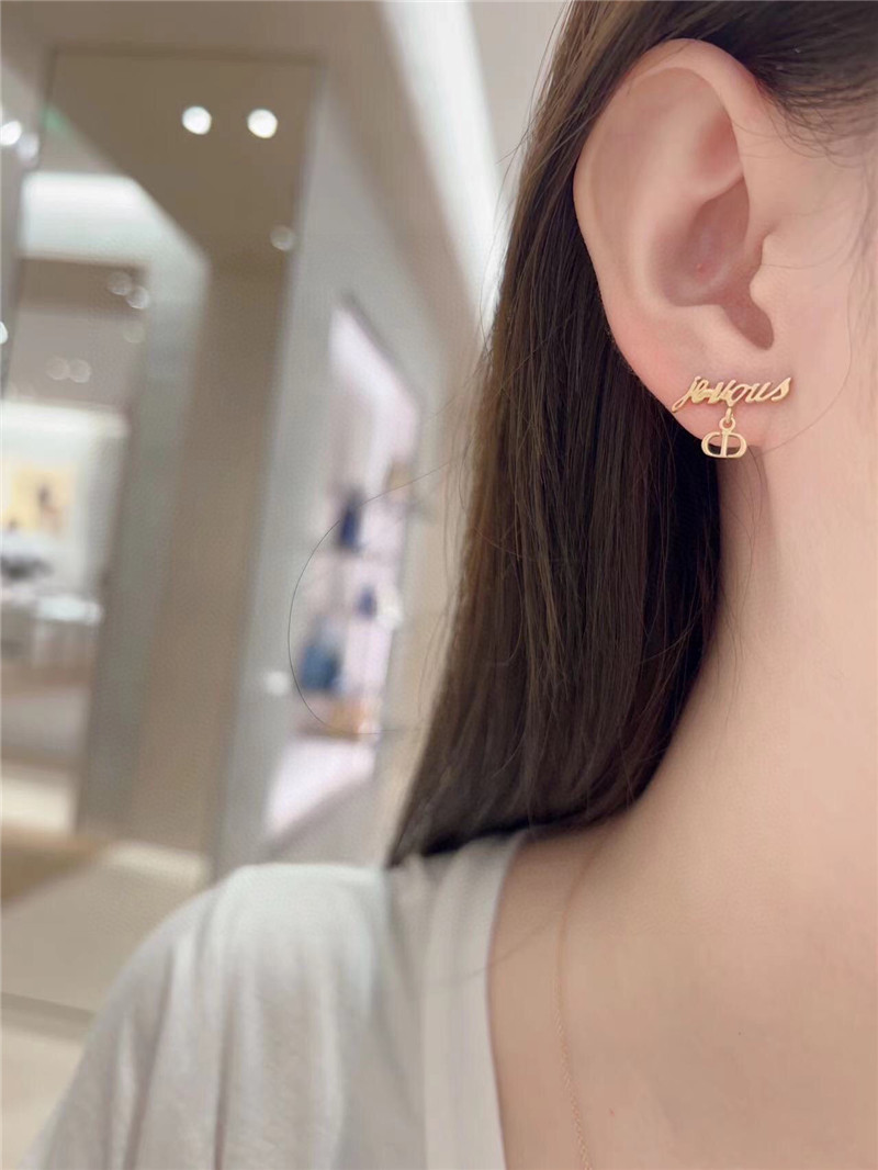 D10r red heart letter earrings