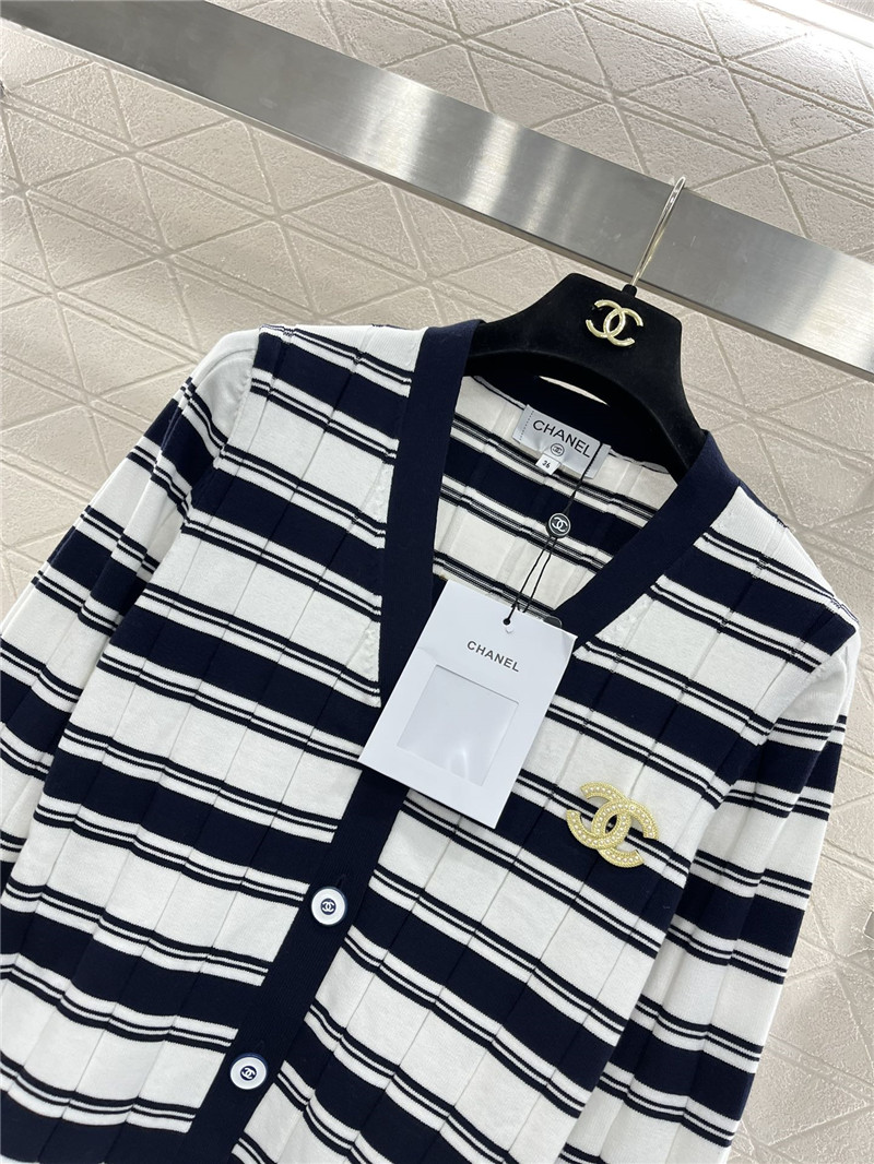 Ch**el brooch stripe v-neck cardigan black/white