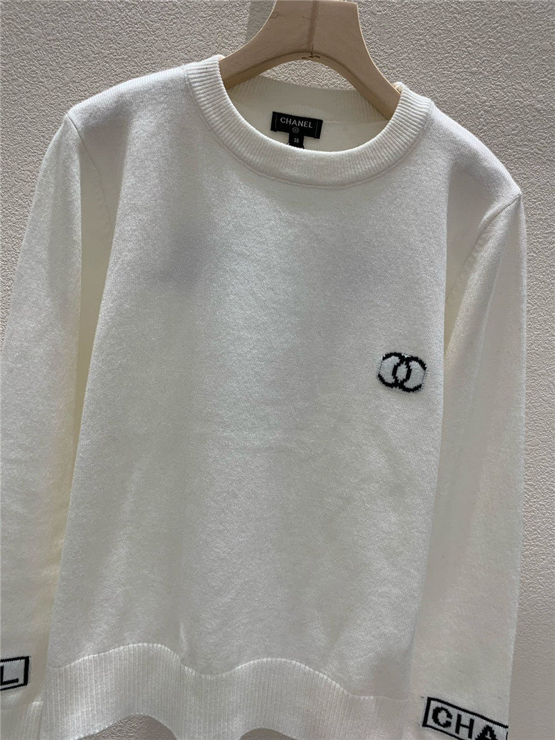 Ch**el logo-intarsia crewneck sweater white