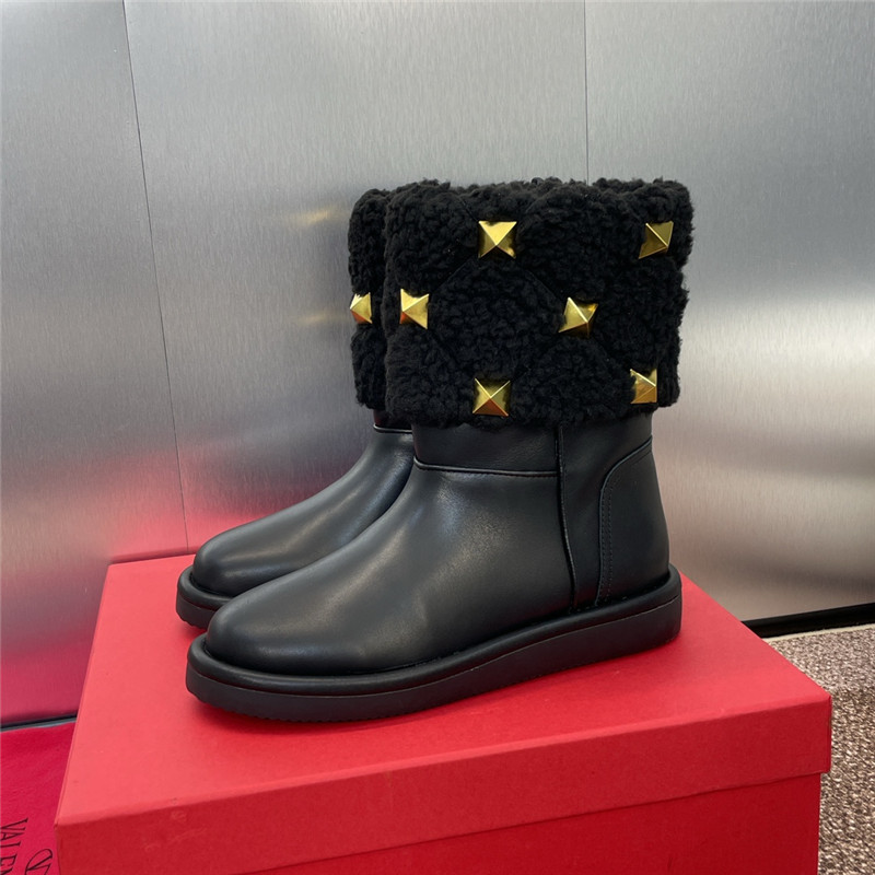 Va1e*ntin0 roman studs leather ankle boots