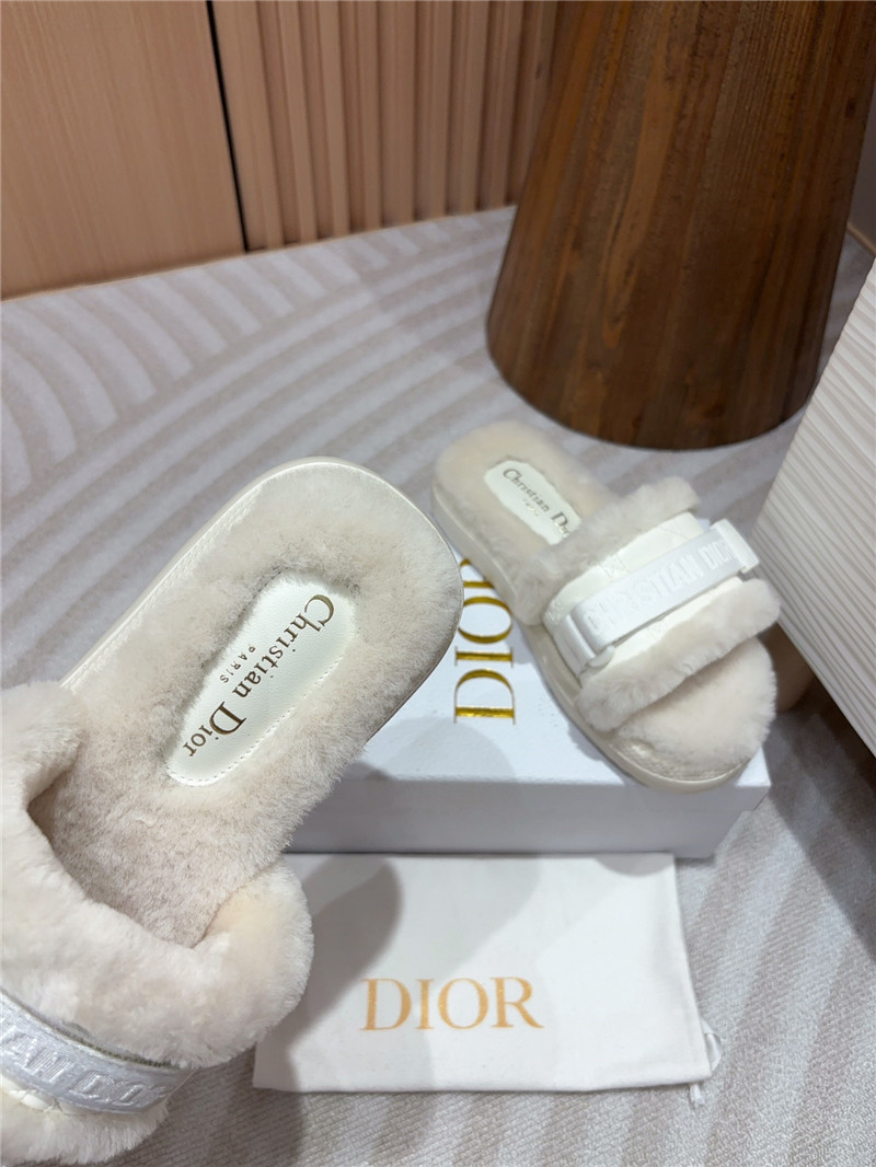 D10r evolution slides in white quilted leather & fur
