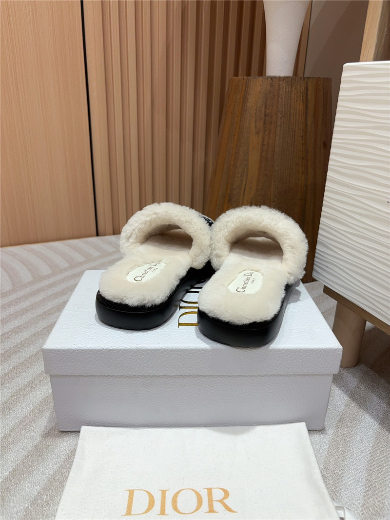 D10r evolution slides in black/white quilted leather & fur
