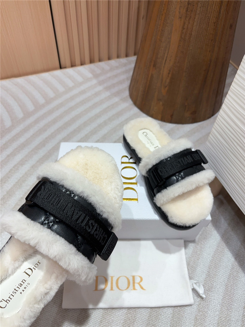 D10r evolution slides in black quilted leather & fur