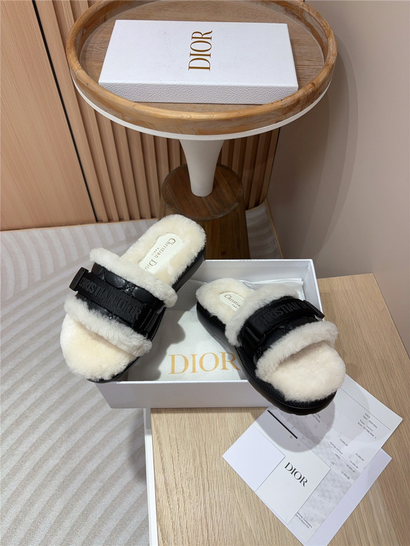 D10r evolution slides in black quilted leather & fur