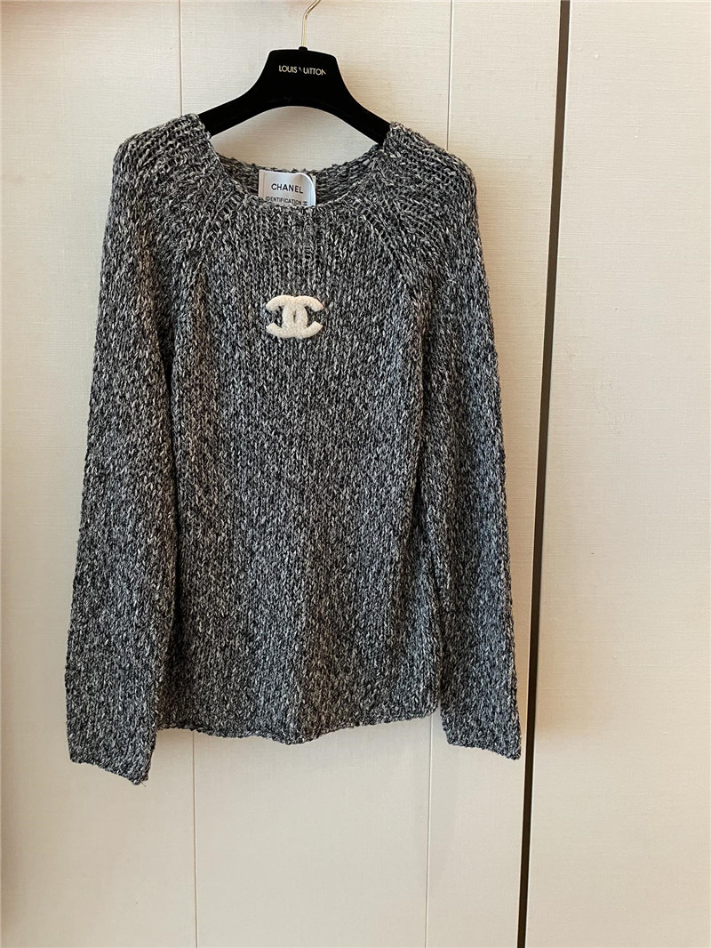 Ch**el logo applique rib-knit sweater in ash-grey